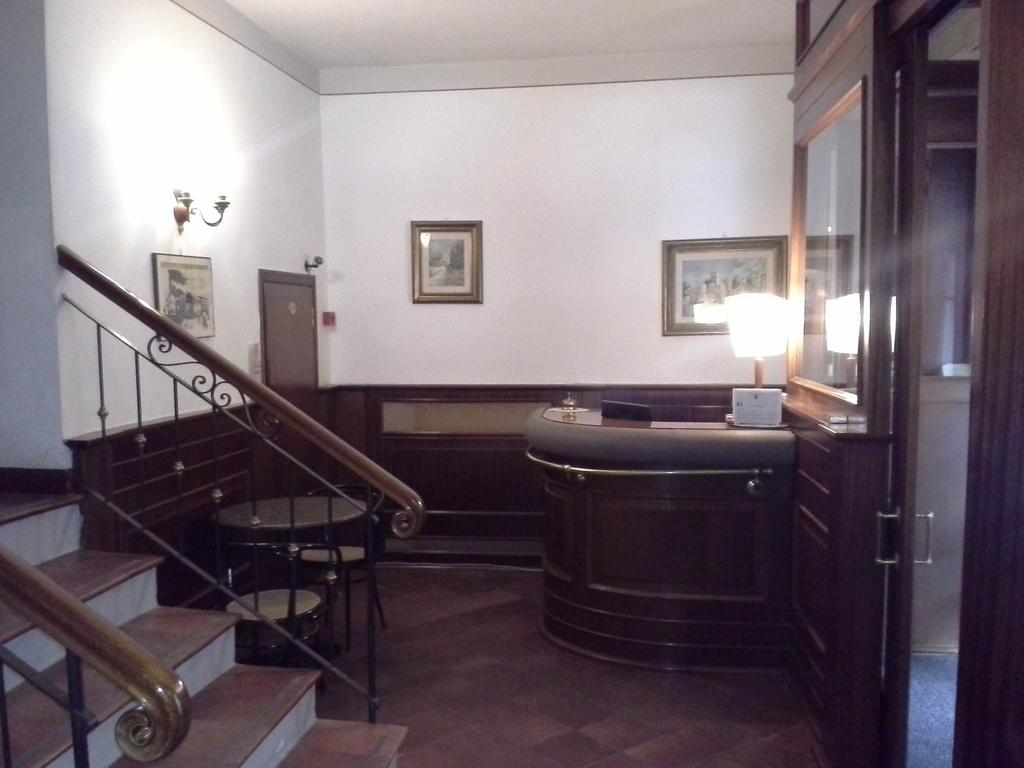 Albergo Italia Di Nardi Renzo & C Snc ปอจจิบองซี ภายนอก รูปภาพ
